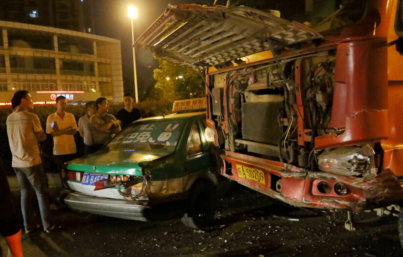 安徽合肥發生事故 機械千斤頂救急