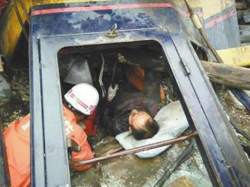 鏟車倒扣菜地中 消防官兵用千斤頂救人