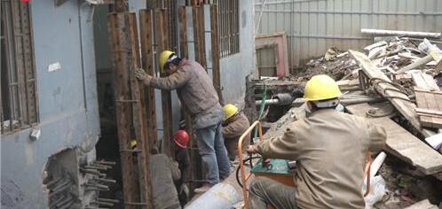 螺旋千斤頂將幫南京“樓靠靠”站直